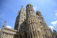 英格兰伊利大教堂的塔楼低角度映衬在充满活力的蓝天下