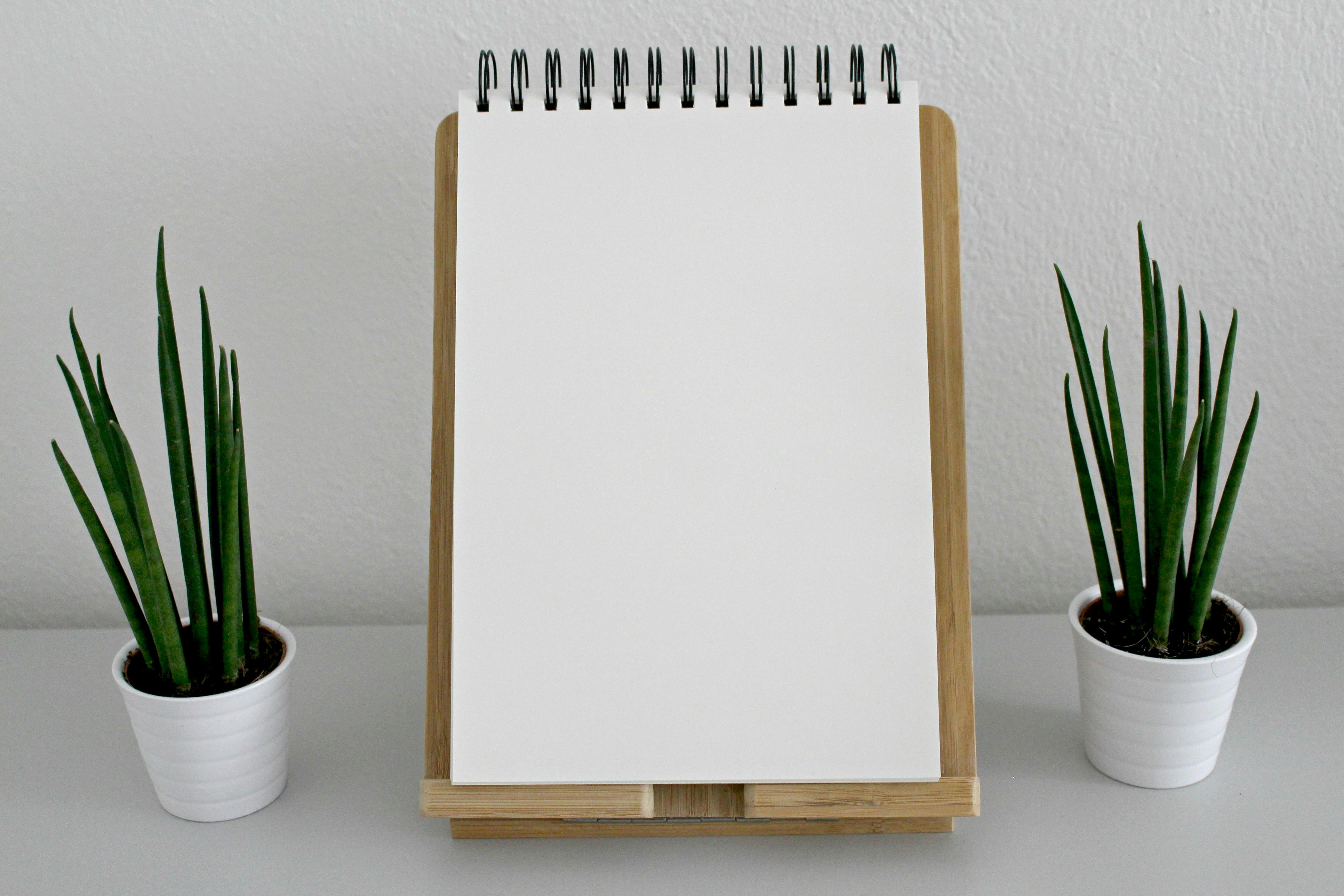Blank Page Of A Sketchbook Over Gray Surface Stock Photo - Download Image  Now - Sketch Pad, Spiral, Workbook - iStock