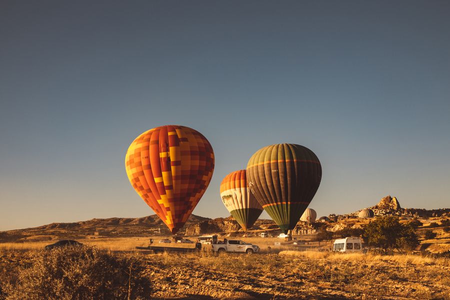 Montgolfières au lever du soleil au-dessus du désert