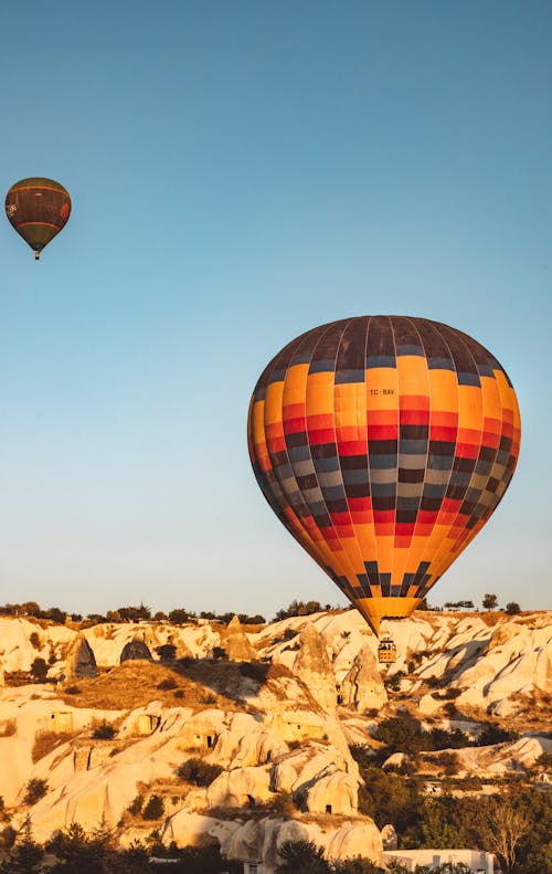 Бесплатное стоковое фото с вертикальный выстрел, горячие воздушные шары, летающий