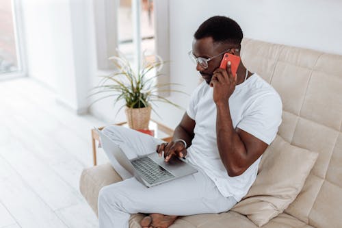 Man In Witte Ronde Hals T Shirt Met Zilveren Laptopcomputer