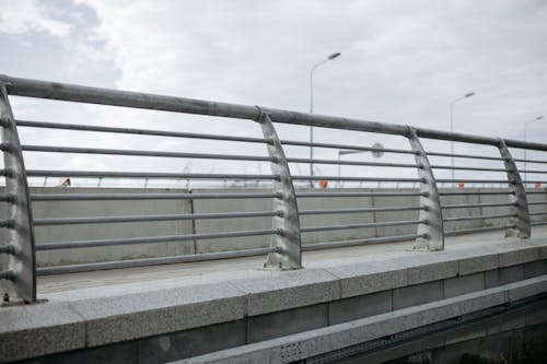 Gratis Foto stok gratis jembatan beton, langit putih, pagar logam Foto Stok