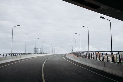 城市环境中，一座废弃桥梁在阴沉的天空下凸显了现代基础设施