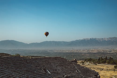 Foto profissional grátis de balão de ar quente, céu azul, montanha