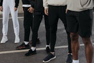 一群穿着运动服和运动鞋的人站在户外人行道上