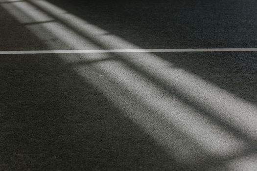 仅用一条白线，就勾勒出光影在纹理路面上的变化