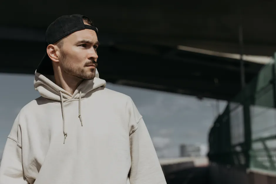 Mannequin portant un sweat à capuche et une casquette dans un look streetwear premium parisien