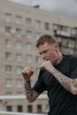 纹身男子在户外打太极拳