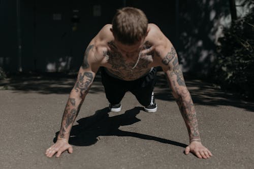 Tattoo Man Doing Push Ups Green Screen (, Stock Video