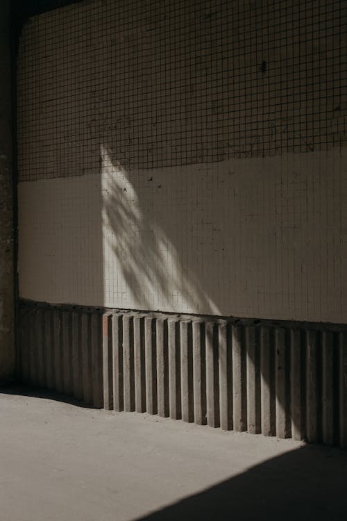 Darmowe zdjęcie z galerii z betonowa ściana, cień, pionowy strzał