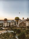 日出时分，热气球漂浮在卡帕多西亚独特的岩层之上