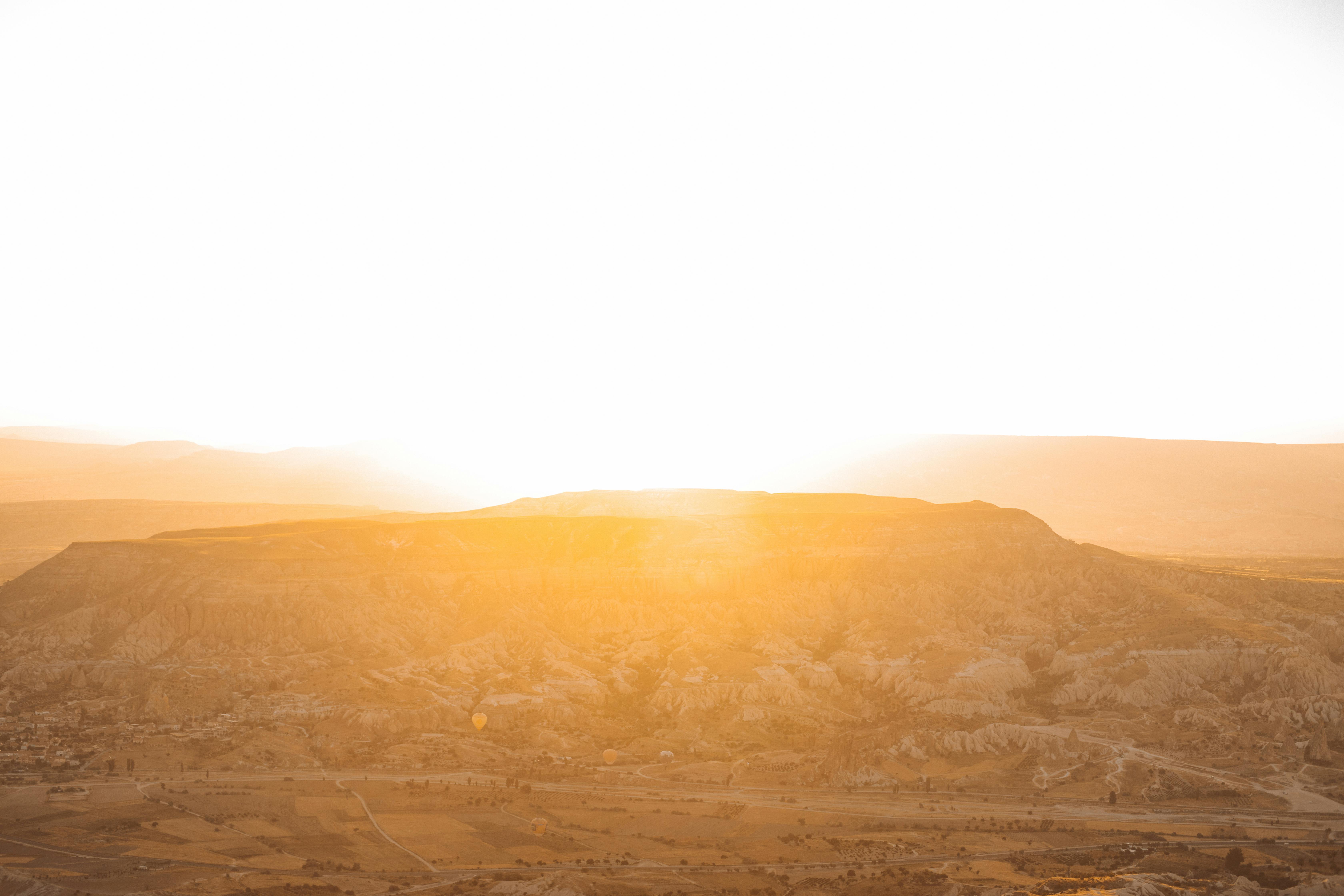 沙漠景观上，日出令人惊叹，洒下温暖的金色光芒