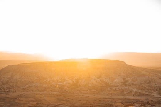 沙漠景观上，日出令人惊叹，洒下温暖的金色光芒