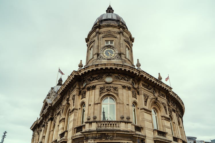 Building With Clock In Hull