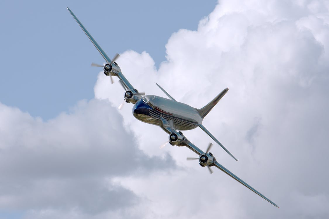免費 Chrome飛機在白天飛行 圖庫相片