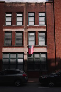 纳什维尔一栋建筑物上悬挂的美国国旗的垂直镜头