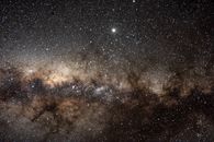 从地球上看到的银河系迷人景色，繁星点点