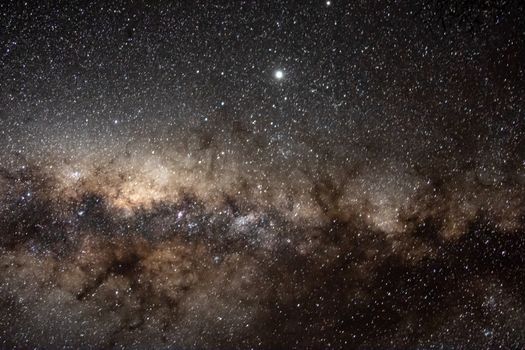 从地球上看到的银河系迷人景色，繁星点点