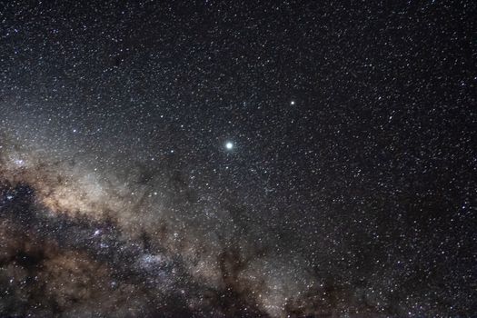 夜空中，清澈的银河系布满无数恒星，景象令人惊叹
