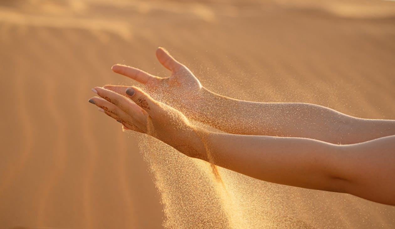 Immagine gratuita di avvicinamento, mani, sabbia