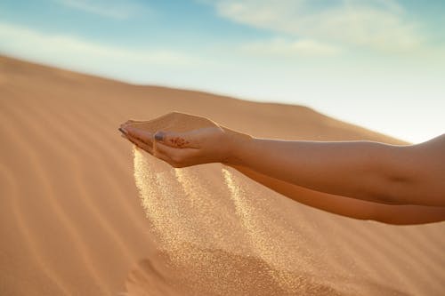 Foto stok gratis merapatkan, pasir, tangan