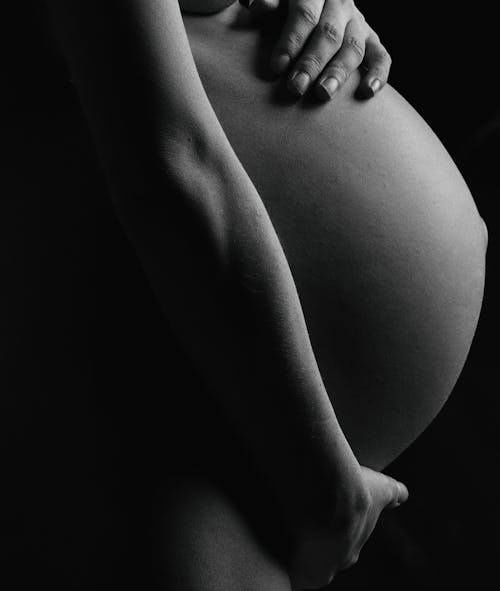 Free Grayscale Photo of a Mother's Baby Bump Stock Photo
