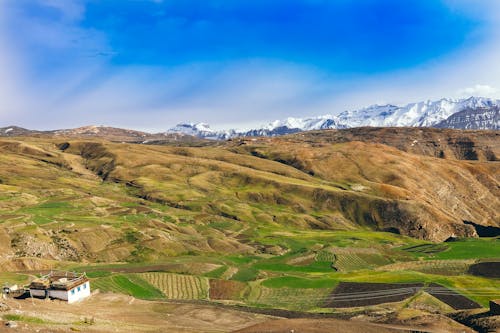 arazi, dağ vadisi, ev içeren Ücretsiz stok fotoğraf