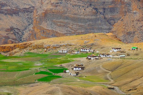 arazi, dağ vadisi, evler içeren Ücretsiz stok fotoğraf