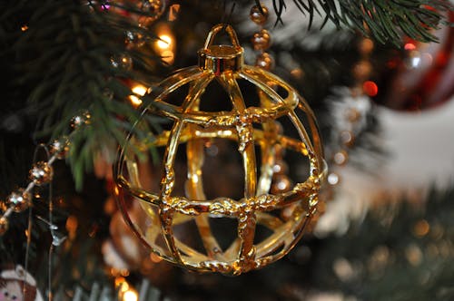 Perhiasan Kandang Emas Digantung Di Hiasan Natal Hijau