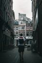 男子漫步在比利时那慕尔迷人的街道上，历史悠久的建筑尽显风采