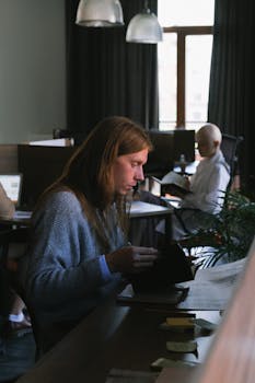 商业专业人士在现代化的开放式办公空间里专注工作