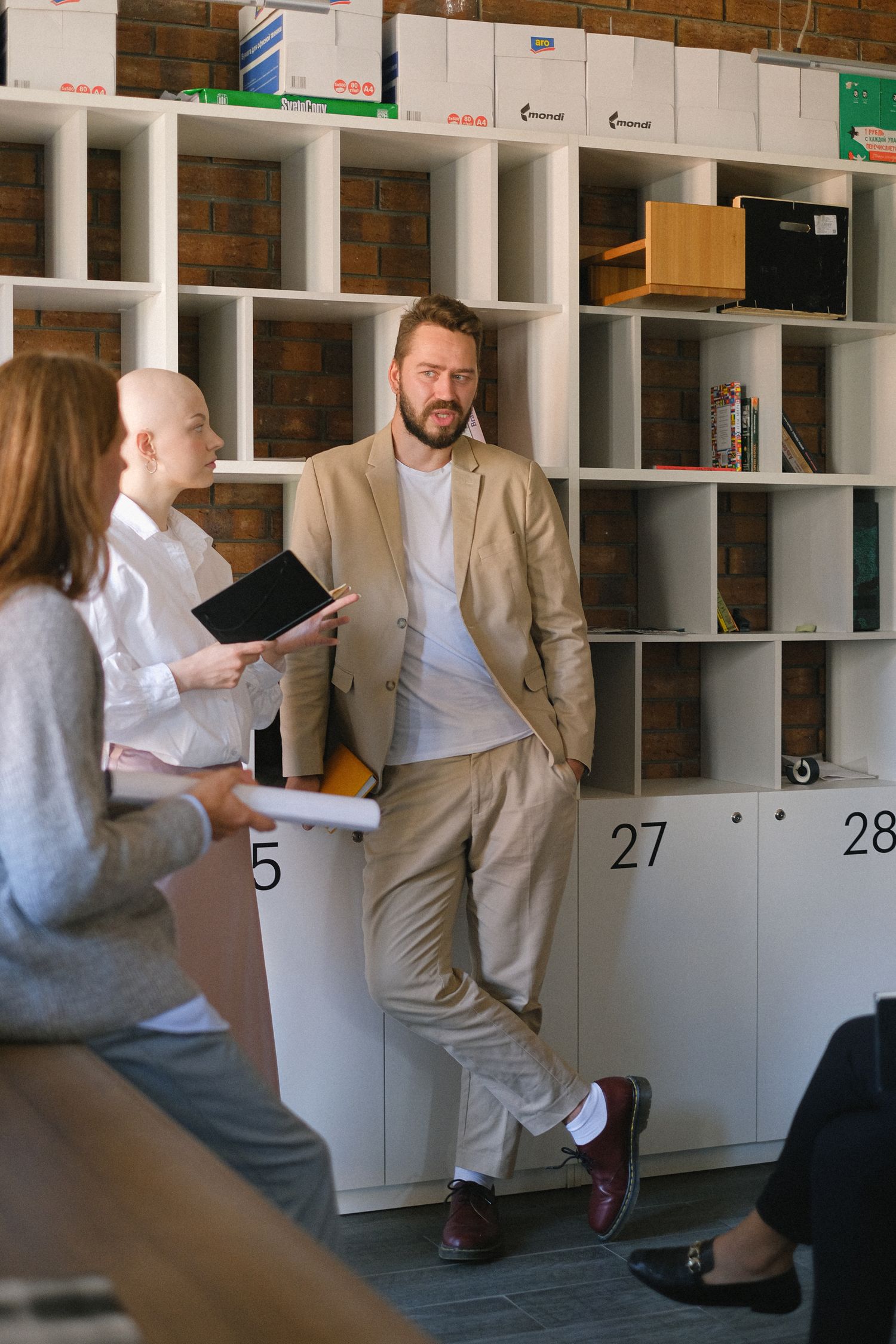 Equipo colaborando en planificación y desarrollo de proyectos