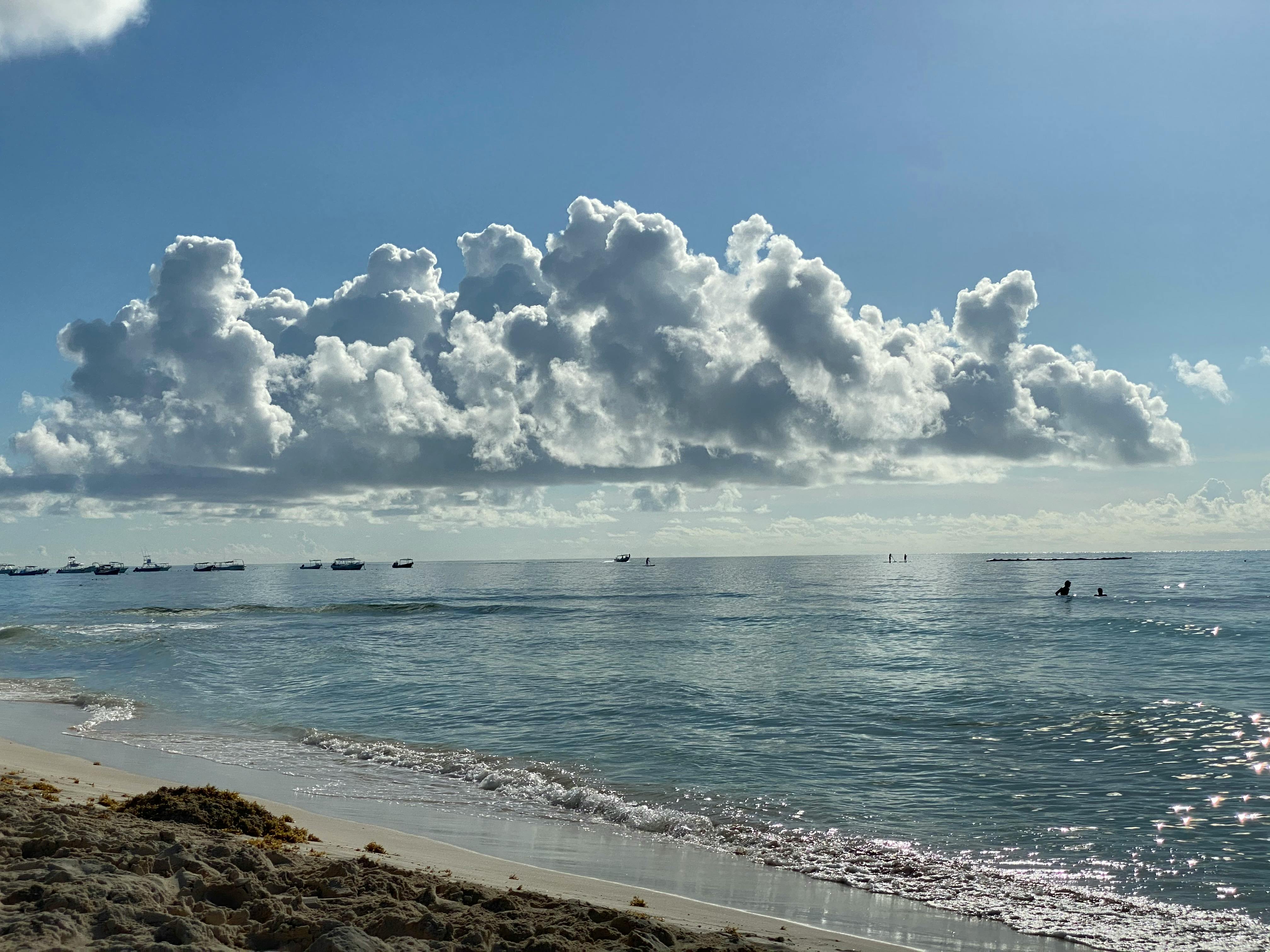 Médecin et patient discutant dans un hôpital, symbolisant l'accès aux soins de santé.