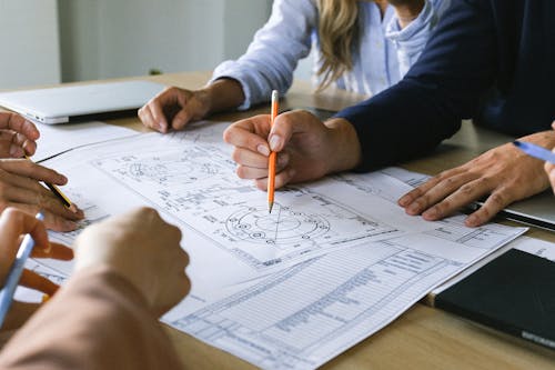 Foto profissional grátis de ajudar, ambiente de trabalho, analisar