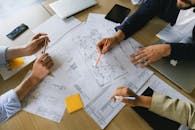 同事在餐桌上讨论信息时，处理了计划论文的俯视图