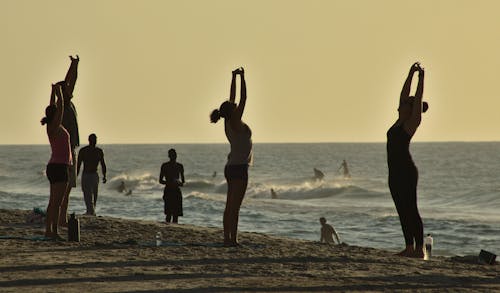 Foto profissional grátis de água, alongamento, areia