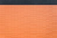 建筑设计背景中采用水平线与几何图案的橙色砖墙细节视图