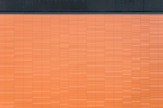 建筑设计背景中采用水平线与几何图案的橙色砖墙细节视图