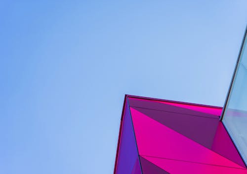 ピンクと青の建物のイラスト
