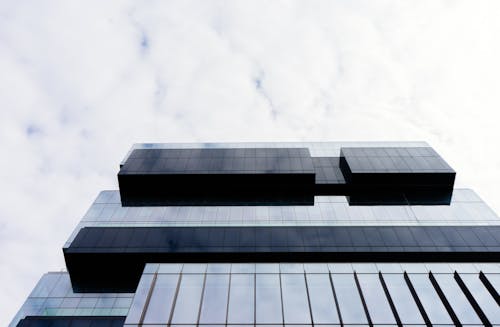бесплатная черно серое высотное здание Стоковое фото
