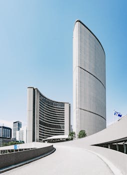 在晴朗的蓝天下，市政厅的现代建筑展示着光滑的摩天大楼