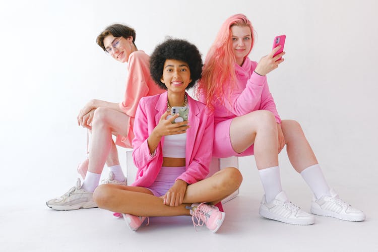 Cheerful Multiracial Teenagers In Trendy Outfit With Smartphones