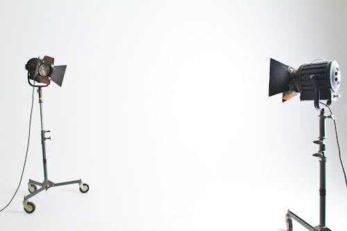 Deux Lampes De Studio Sur Un Studio Vide