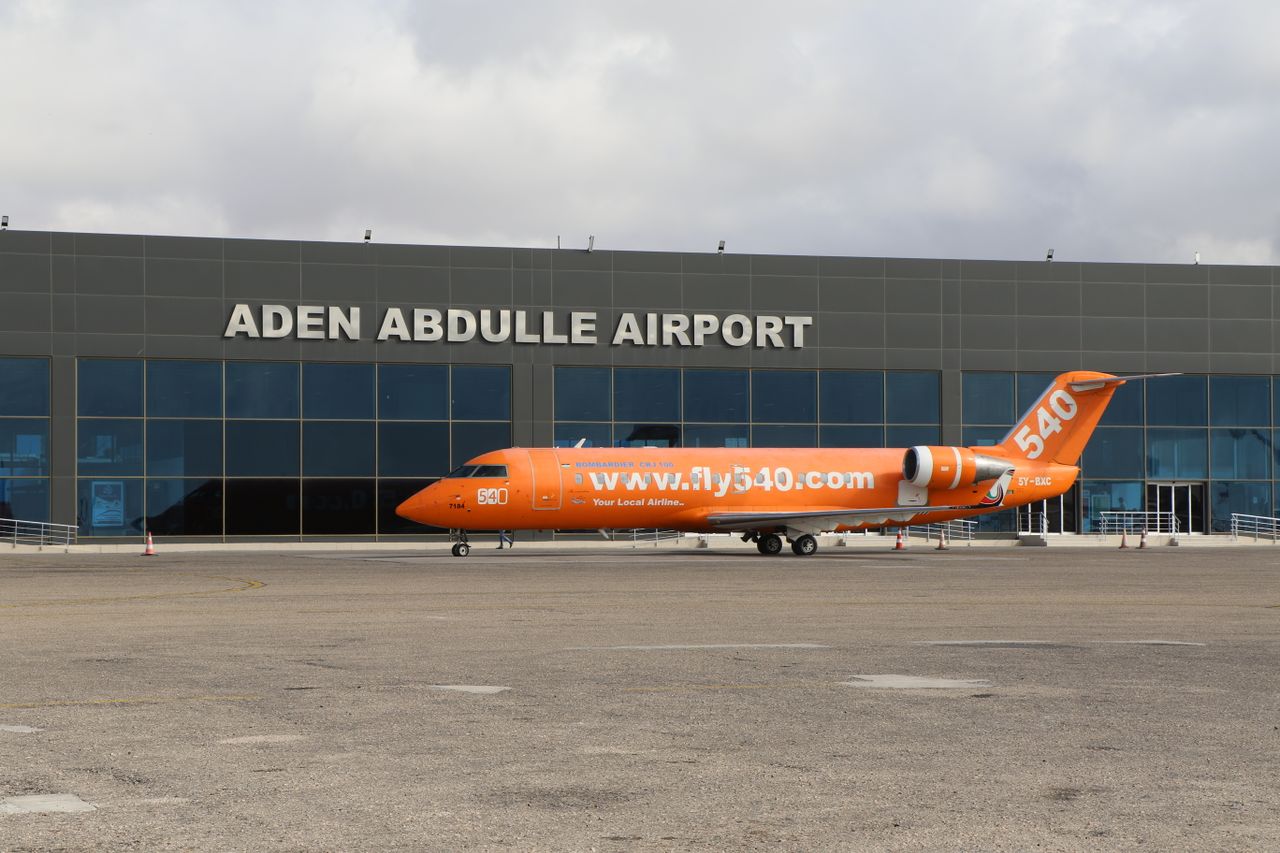 Houthis frappent l'aéroport d'Aden avec drones et missiles