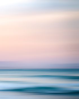 宁静的海景、日落时柔和的天空与平静的海浪，构成了一幅非常适合作为宁静背景的画面