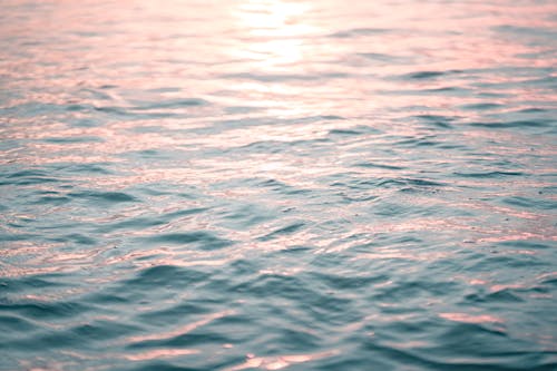 蔚藍的海水在夕陽的光蕩漾