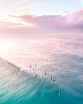 澳大利亚马鲁布拉海滩日出时，冲浪者等待海浪的鸟瞰图