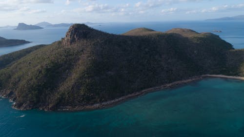 Haut Mont Vert Et Océan Sous Ciel Nuageux