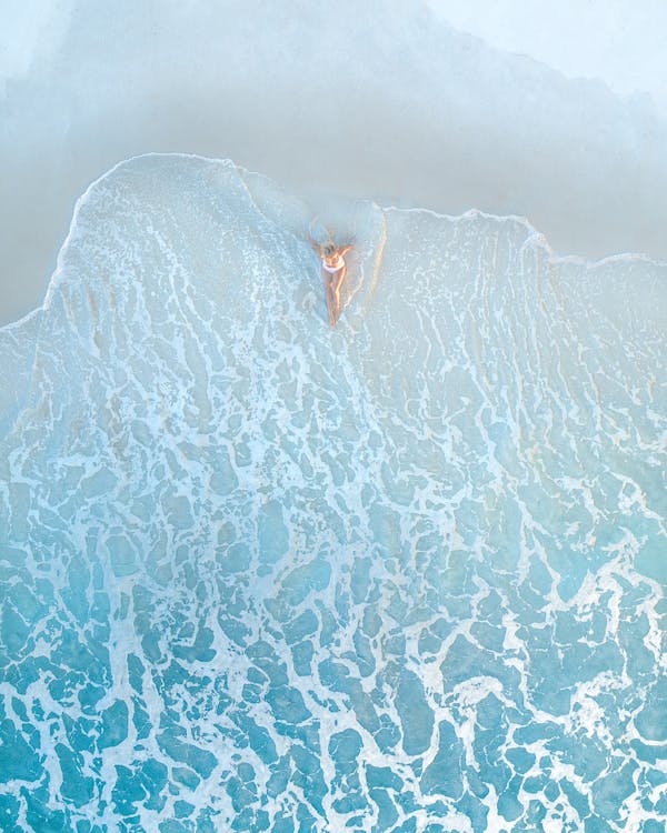 Анонимная путешественница отдыхает на песчаном берегу моря