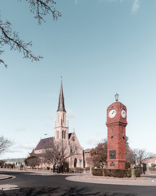 镇上的教堂和钟楼的立面